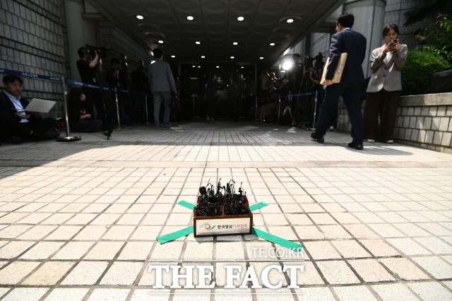 사진은 2024년 7월 가수 김호중이 서울 서초구 서울중앙지방법원에서 열린 구속 전 피의자 심문(영장실질심사)에 출석할 당시 김호중을 취재하기 위한 마이크가 놓여 있다. /더팩트 DB