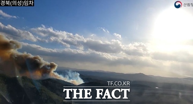 10일 오후 5시께 의성 비봉리의 한 야산에서 산불이 발생해 연기가 피어오르고 있다. /뉴시스