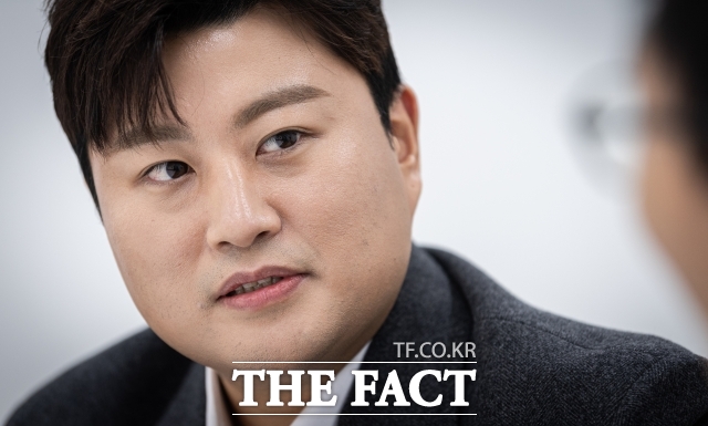 김호중은 가석방 심사에서 불리할 만한 요소가 거의 없다. 설 연휴 직후 가수 김호중의 가석방 여부에 관심이 쏠려 있다. 법조계 안팎에서는 이제는 시점의 문제라는 말이 심심치 않게 흘러나오고 있다. /더팩트 DB