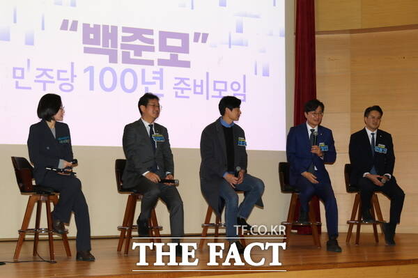 민주당의 미래를 이야기하다 대전 토크콘서트가 10일 대전컨벤션센터 제1전시장 3층 컨퍼런스홀에서 개최되고 있다. 왼쪽부터 이지혜 전 더불어민주당 상근부대변인, 김태선 더불어민주당 의원, 한준호 더불어민주당 의원, 장철민 더불어민주당 의원, 전용기 더불어민주당 의원. /정예준 기자