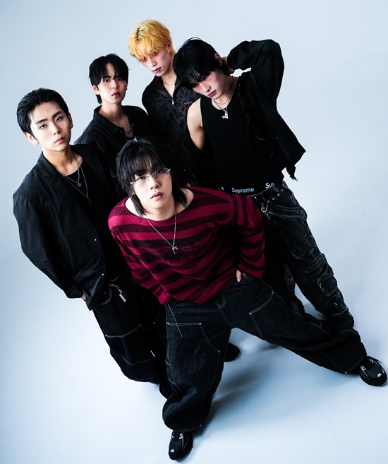 트비블루의 가장 큰 강점은 탄탄한 음악적 기초다. 작곡, 작사, 편곡을 아우르는 자체 제작 역량과 이를 무대 위에서 설득력 있게 구현해내는 연주력은 팀의 중심을 이룬다. /UNBLUE LABELS