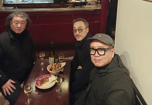 이광기는 미술작가 이진우, 채성필, 조셉 초이, 일본 작가 아야코 로카쿠 등 유럽에서 활동 중인 유명 미술가들과의 만남을 위해 유럽 출장에 나선 김에 딸 사위 부부와 해후했다. 왼쪽부터 이진우, 조셉초이, 이광기. /이광기 SNS