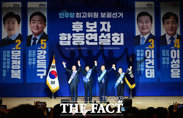 11일 오후 서울 여의도 국회 의원회관에서 열린 더불어민주당 최고위원 보궐선거에서 더불어민주당 최고위원으로 선출된 강득구, 이성윤, 문정복 후보(왼쪽부터)가 정청래 대표(왼쪽 두 번째)와 기념촬영하고 있다. /국회=이새롬 기자