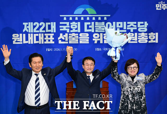 더불어민주당 신임 원내대표로 선출된 한병도 의원(왼쪽 두 번째)과 신임 최고위원 이성윤, 강득구, 문정복 의원(왼쪽부터)이 11일 오후 서울 여의도 국회에서 열린 원내대표 선출 의원총회에서 기념촬영하고 있다. 오른쪽은 박수치는 정청래 대표.