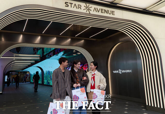 서울 중구 롯데면세점 명동본점 스타에비뉴를 방문한 외국인 관광객 모습. /롯데면세점