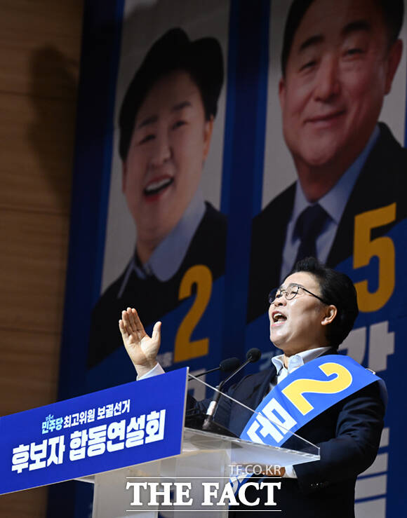 더불어민주당 최고위원 보궐선거가 11일 오후 서울 여의도 국회 의원회관에서 열린 가운데, 강득구, 이성윤, 이건태, 문정복 후보(왼쪽부터)가 기념촬영을 하고 있다. /국회=이새롬 기자