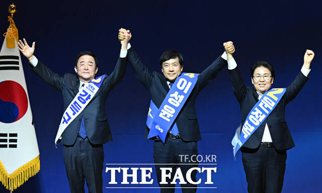 11일 오후 서울 여의도 국회 의원회관에서 열린 더불어민주당 최고위원 보궐선거에서 더불어민주당 최고위원으로 선출된 강득구, 이성윤, 문정복 후보(왼쪽부터)가 정청래 대표(왼쪽 두 번째)와 기념촬영하고 있다. /국회=이새롬 기자