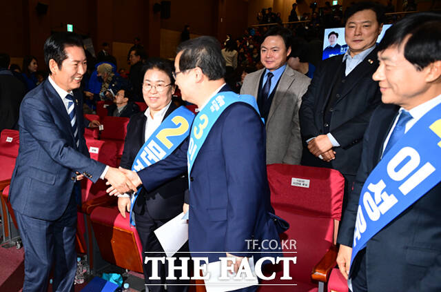 더불어민주당 최고위원 보궐선거가 11일 오후 서울 여의도 국회 의원회관에서 열린 가운데, 강득구, 이성윤, 이건태, 문정복 후보(왼쪽부터)가 기념촬영을 하고 있다. /국회=이새롬 기자