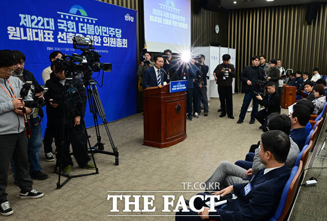 정청래 더불어민주당 대표(오른쪽)가 더불어민주당 원내대표 선출을 위한 의원총회에 참석해 진선미 선관위원장과 엄지를 들어올리고 있다.