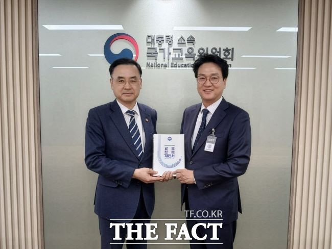 차정인 국가교육위원장(왼쪽)과 안민석 미래교육자치포럼 상임대표 /미래교육자치포럼