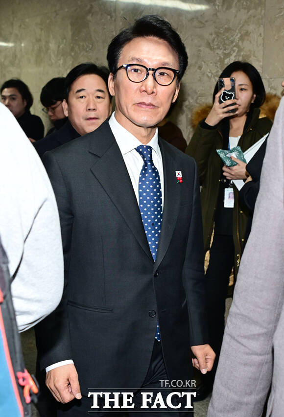 김민석 국무총리가 11일 오후 서울 여의도 국회에서 열린 더불어민주당 원내대표 선출을 위한 의원총회에 참석해 동료 의원들과 악수하고 있다. /국회=이새롬 기자