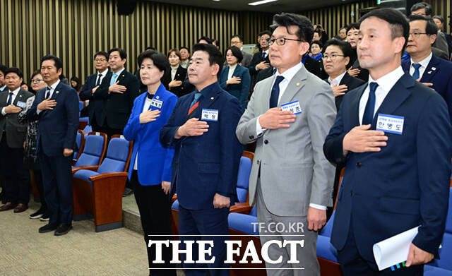 정청래 더불어민주당 대표(오른쪽)가 더불어민주당 원내대표 선출을 위한 의원총회에 참석해 진선미 선관위원장과 엄지를 들어올리고 있다.