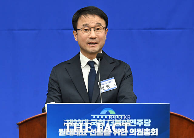 더불어민주당 신임 원내대표로 선출된 한병도 의원(왼쪽 두 번째)과 신임 최고위원 이성윤, 강득구, 문정복 의원(왼쪽부터)이 11일 오후 서울 여의도 국회에서 열린 원내대표 선출 의원총회에서 기념촬영하고 있다. 오른쪽은 박수치는 정청래 대표.