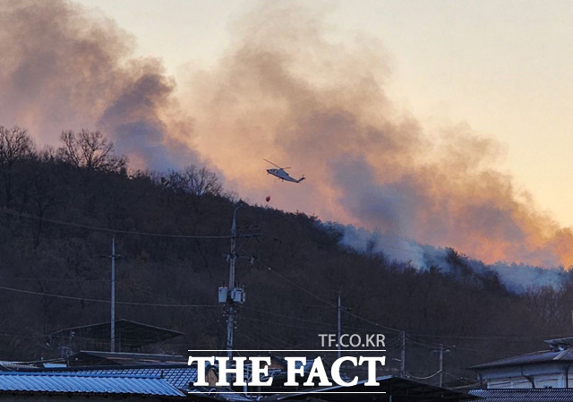 산림 당국은 11일 오전 7시 40분쯤부터 헬기 10여대를 순차로 투입해 산불 완전 진화에 나서고 있다. /경북소방본부
