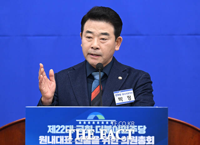 정청래 더불어민주당 대표(오른쪽)가 더불어민주당 원내대표 선출을 위한 의원총회에 참석해 진선미 선관위원장과 엄지를 들어올리고 있다.