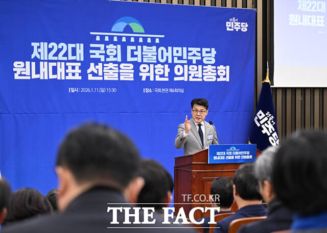 정청래 더불어민주당 대표(오른쪽)가 더불어민주당 원내대표 선출을 위한 의원총회에 참석해 진선미 선관위원장과 엄지를 들어올리고 있다.