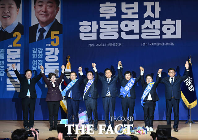 11일 오후 서울 여의도 국회 의원회관에서 열린 더불어민주당 최고위원 보궐선거에서 더불어민주당 최고위원으로 선출된 강득구, 이성윤, 문정복 후보(왼쪽부터)가 정청래 대표(왼쪽 두 번째)와 기념촬영하고 있다. /국회=이새롬 기자