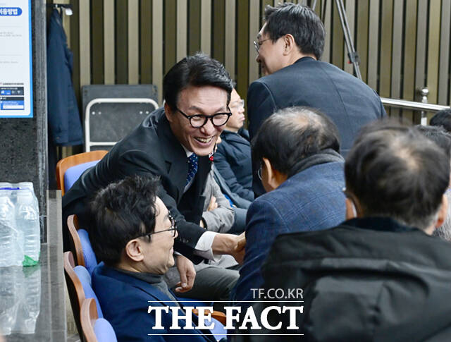 김민석 국무총리가 11일 오후 서울 여의도 국회에서 열린 더불어민주당 원내대표 선출을 위한 의원총회에 참석해 동료 의원들과 악수하고 있다. /국회=이새롬 기자