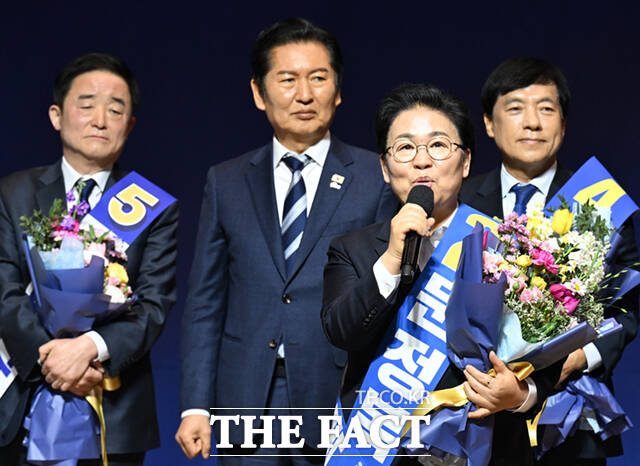 11일 오후 서울 여의도 국회 의원회관에서 열린 더불어민주당 최고위원 보궐선거에서 더불어민주당 최고위원으로 선출된 강득구, 이성윤, 문정복 후보(왼쪽부터)가 정청래 대표(왼쪽 두 번째)와 기념촬영하고 있다. /국회=이새롬 기자