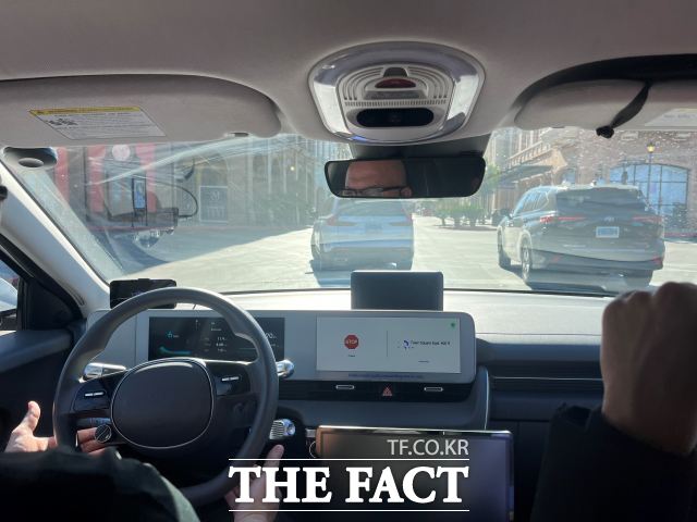 8일(현지시간) 미국 라스베이거스에서 모셔널 아이오닉 5 로보택시 탑승한 가운데, 앞 차량이 멈추자 로보택시가 부드럽게 멈추는 모습. /최의종 기자