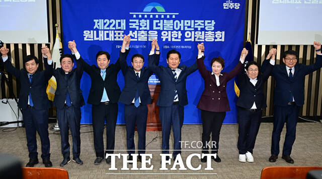 더불어민주당 신임 원내대표로 선출된 한병도 의원(왼쪽 두 번째)과 신임 최고위원 이성윤, 강득구, 문정복 의원(왼쪽부터)이 11일 오후 서울 여의도 국회에서 열린 원내대표 선출 의원총회에서 기념촬영하고 있다. 오른쪽은 박수치는 정청래 대표.