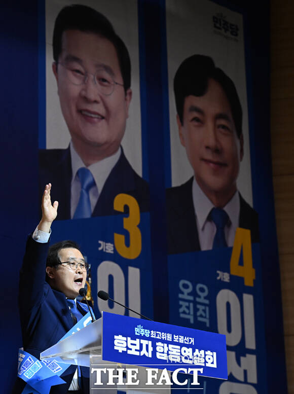 더불어민주당 최고위원 보궐선거가 11일 오후 서울 여의도 국회 의원회관에서 열린 가운데, 강득구, 이성윤, 이건태, 문정복 후보(왼쪽부터)가 기념촬영을 하고 있다. /국회=이새롬 기자