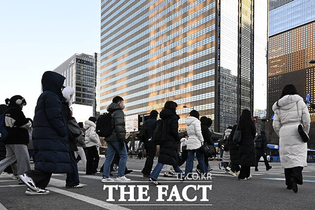 12일 오전 서울을 비롯해 전국 대부분 지역이 최저 기온 -10도에서 -5도 사이의 강추위가 예상된다./송호영 기자