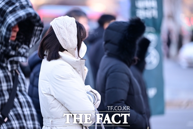 행정안전부는 충북, 전북, 경북 등에 대설 특보가 발효되면서 대설 위기경보를 ‘관심’에서 ‘주의’로 10일 상향했다. 중앙재난안전대책본부(중대본) 1단계를 가동했다. 사진은 지난 2일 서울 종로구 광화문네거리에서 시민들. /남윤호 기자