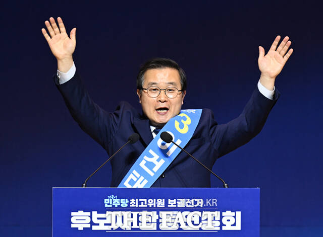 더불어민주당 최고위원 보궐선거가 11일 오후 서울 여의도 국회 의원회관에서 열린 가운데, 강득구, 이성윤, 이건태, 문정복 후보(왼쪽부터)가 기념촬영을 하고 있다. /국회=이새롬 기자