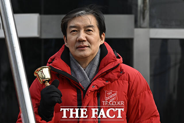 조국 조국혁신당 대표가 이준석 개혁신당 대표의 야당 대표 연석 회담 제안이 부적절하다며 거절했다. 사진은 조 대표가 지난달 29일 오후 서울 종로구 광화문에서 열린 구세군 자선냄비 모금 캠페인에 참석해 봉사활동을 하고 있는 모습. /송호영 기자