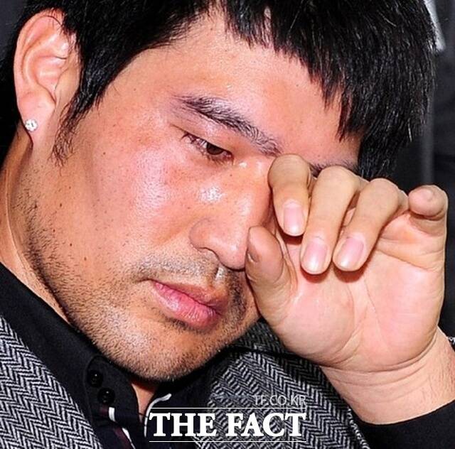 이숭용 SSG 랜더스 감독이 2007년 현대 유니콘스 해단식에서 눈물을 훔치고 있다.