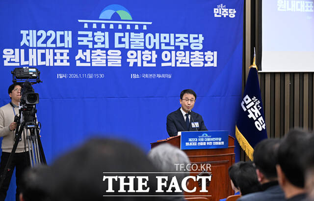 한병도 더불어민주당 원내대표 후보가 11일 오후 서울 여의도 국회에서 열린 더불어민주당 원내대표 선출을 위한 의원총회에서 정견발표를 하고 있다. /이새롬 기자