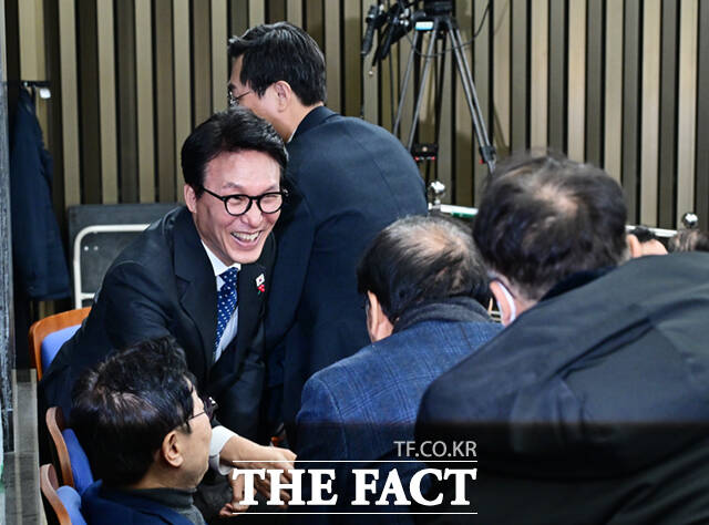 김민석 국무총리가 11일 오후 서울 여의도 국회에서 열린 더불어민주당 원내대표 선출을 위한 의원총회에 참석해 동료 의원들과 악수하고 있다. /국회=이새롬 기자