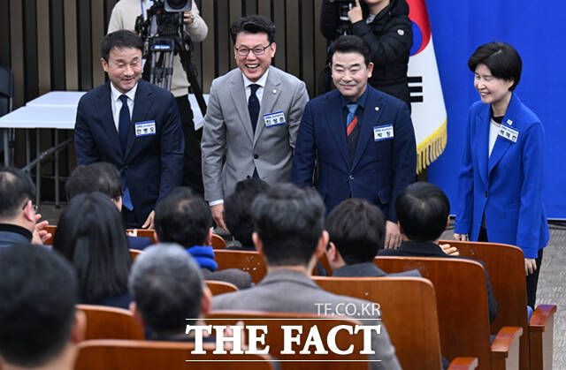 더불어민주당 원내대표 선출을 위한 의원총회가 11일 오후 서울 여의도 국회에서 열린 가운데, 한병도, 진성준, 박정, 백혜련 후보(왼쪽부터)가 의원들을 향해 인사하고 있다. /이새롬 기자