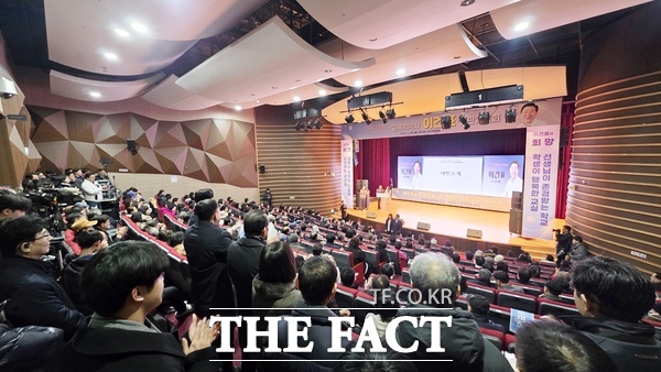 이건표 희망교육포럼 대표(운동을 사랑하는 사람들의 모임 회장)가 1월 10일 대전 서구문화원 아트홀에서 저서 이건표의 희망교육 출판기념회를 개최한 가운데 전현직 교장·교원들이 대거 참석해 힘을 실었다. /선치영 기자