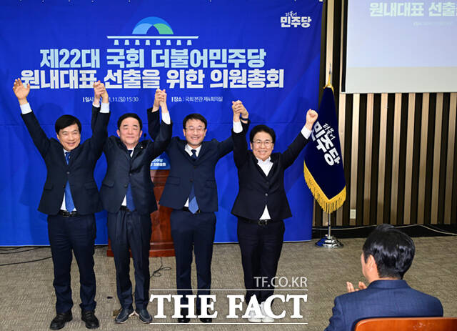 더불어민주당 신임 원내대표로 선출된 한병도 의원(왼쪽 두 번째)과 신임 최고위원 이성윤, 강득구, 문정복 의원(왼쪽부터)이 11일 오후 서울 여의도 국회에서 열린 원내대표 선출 의원총회에서 기념촬영하고 있다. 오른쪽은 박수치는 정청래 대표.