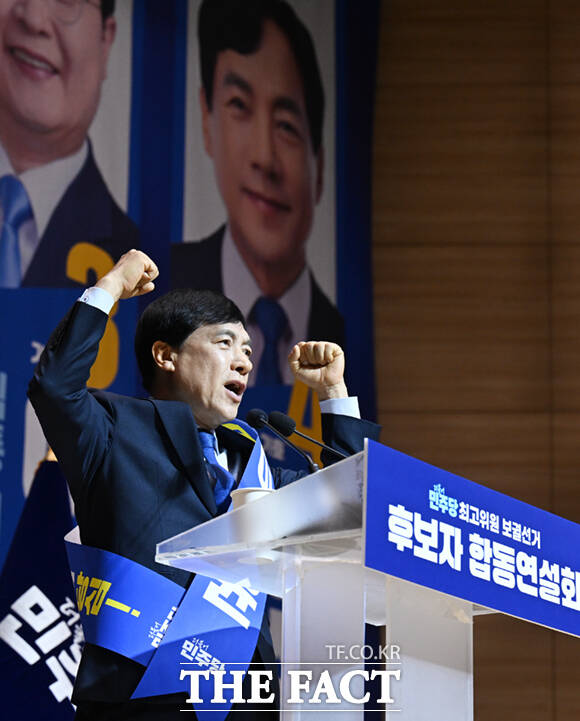 더불어민주당 최고위원 보궐선거가 11일 오후 서울 여의도 국회 의원회관에서 열린 가운데, 강득구, 이성윤, 이건태, 문정복 후보(왼쪽부터)가 기념촬영을 하고 있다. /국회=이새롬 기자