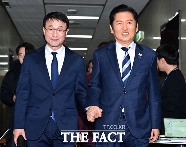 더불어민주당 신임 원내대표로 선출된 한병도 의원(왼쪽)과 정청래 대표가 11일 오후 서울 여의도 국회에서 열린 원내대표 선출 의원총회를 마친 뒤 손을 잡을 채 당대표실로 이동하고 있다. /국회=이새롬 기자