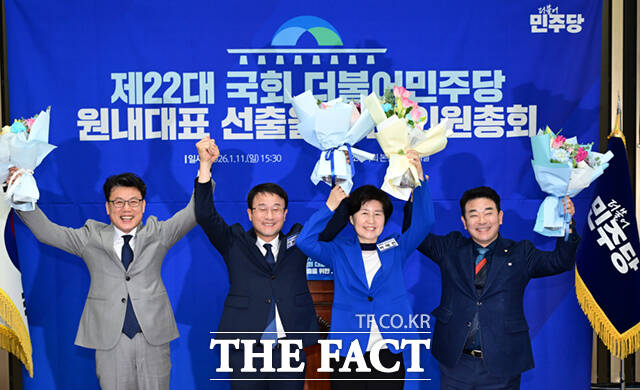 더불어민주당 신임 원내대표로 선출된 한병도 의원(왼쪽 두 번째)과 신임 최고위원 이성윤, 강득구, 문정복 의원(왼쪽부터)이 11일 오후 서울 여의도 국회에서 열린 원내대표 선출 의원총회에서 기념촬영하고 있다. 오른쪽은 박수치는 정청래 대표.