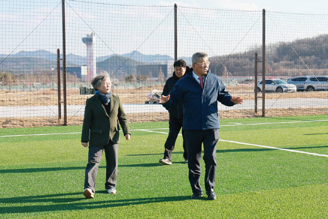 김학동 예천군수(오른쪽)가 경북도청신도시 체육설 안전점검에 나섰다. /예천군