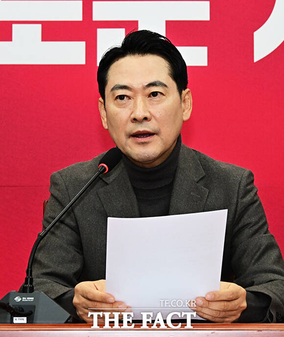 장동혁 국민의힘 대표가 이준석 개혁신당 대표가 제안한 '야당 대표 연석회담'에 수용의 뜻을 밝히며 조국 조국혁신당 대표의 참여를 종용했다. /배정한 기자