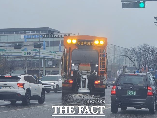 지난 10일 수원시가 제설장비 116대, 인력 226명 투입해 제설제 511t을 살포했다. /수원시