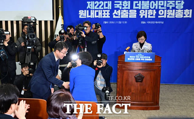 더불어민주당 신임 원내대표로 선출된 한병도 의원(왼쪽 두 번째)과 신임 최고위원 이성윤, 강득구, 문정복 의원(왼쪽부터)이 11일 오후 서울 여의도 국회에서 열린 원내대표 선출 의원총회에서 기념촬영하고 있다. 오른쪽은 박수치는 정청래 대표.