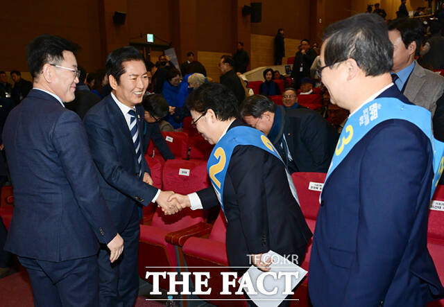더불어민주당 최고위원 보궐선거가 11일 오후 서울 여의도 국회 의원회관에서 열린 가운데, 강득구, 이성윤, 이건태, 문정복 후보(왼쪽부터)가 기념촬영을 하고 있다. /국회=이새롬 기자