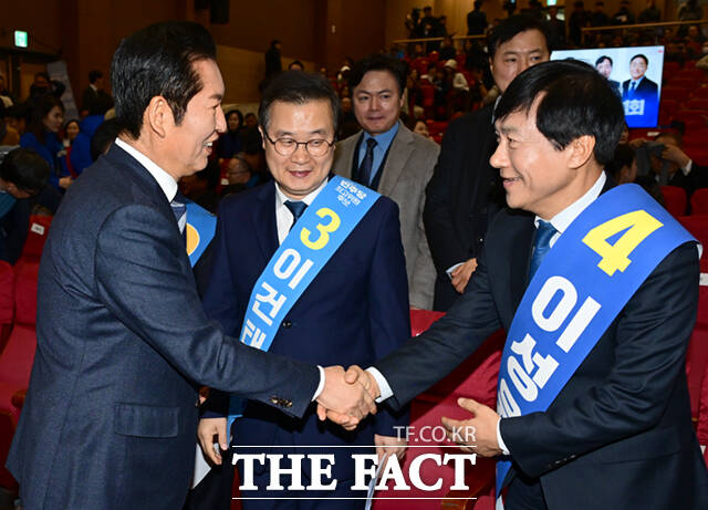 더불어민주당 최고위원 보궐선거가 11일 오후 서울 여의도 국회 의원회관에서 열린 가운데, 강득구, 이성윤, 이건태, 문정복 후보(왼쪽부터)가 기념촬영을 하고 있다. /국회=이새롬 기자