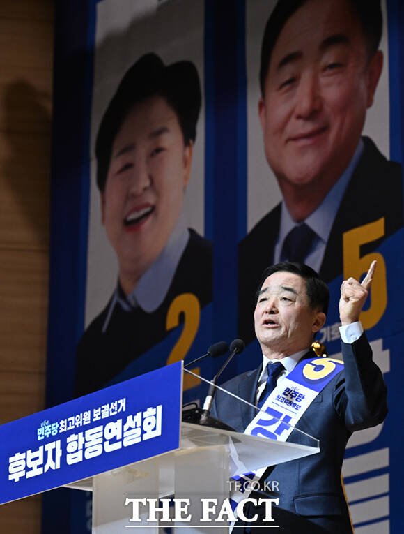 더불어민주당 최고위원 보궐선거가 11일 오후 서울 여의도 국회 의원회관에서 열린 가운데, 강득구, 이성윤, 이건태, 문정복 후보(왼쪽부터)가 기념촬영을 하고 있다. /국회=이새롬 기자