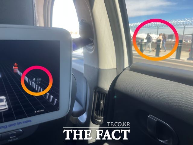 8일(현지시간) 미국 라스베이거스에서 차량 운전자가 운전석에 앉은 가운데 아이오닉 5 로보택시 뒷좌석에 탑승했다. 사진은 뒷좌석 디스플레이를 통해 로보택시가 행인을 인식하는 것을 확인할 수 있는 장면. /최의종 기자