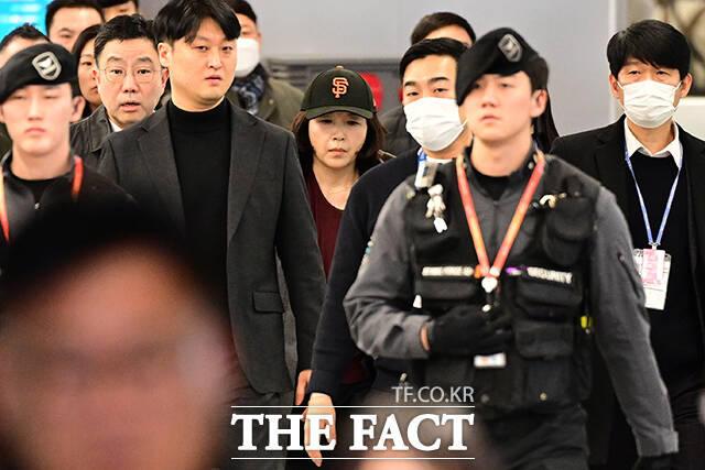 더불어민주당을 탈당한 강선우 무소속 의원에게 '공천헌금' 명목으로 1억 원을 건넨 의혹을 받는 김경 서울시의원이 11일 입국했다./남윤호 기자