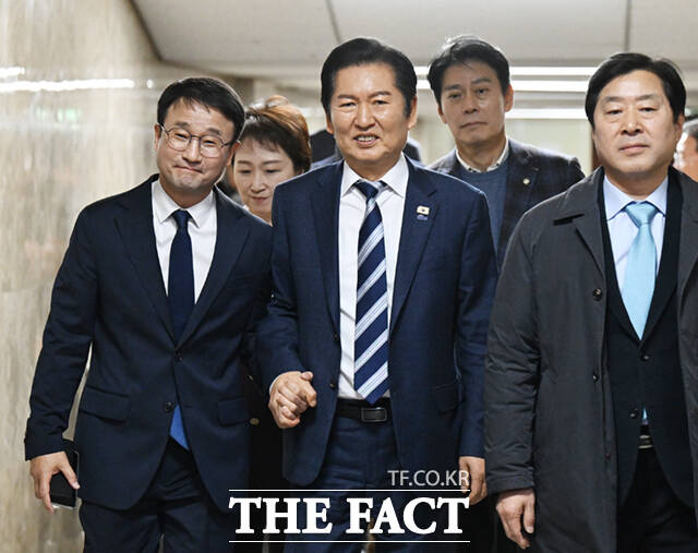 더불어민주당 신임 원내대표로 선출된 한병도 의원(왼쪽 두 번째)과 신임 최고위원 이성윤, 강득구, 문정복 의원(왼쪽부터)이 11일 오후 서울 여의도 국회에서 열린 원내대표 선출 의원총회에서 기념촬영하고 있다. 오른쪽은 박수치는 정청래 대표.