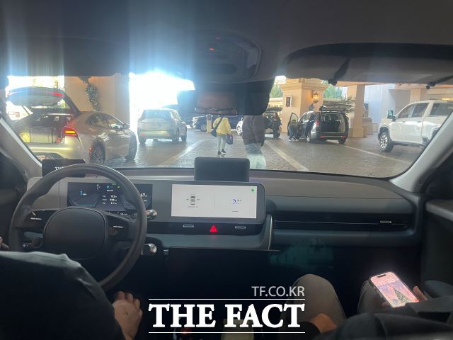 8일(현지시간) 아이오닉 5 로보택시를 탑승한 가운데 미국 라스베이거스 만달레이 베이 호텔 앞에서 사람이 지나가자 로보택시가 멈추는 모습. /최의종 기자